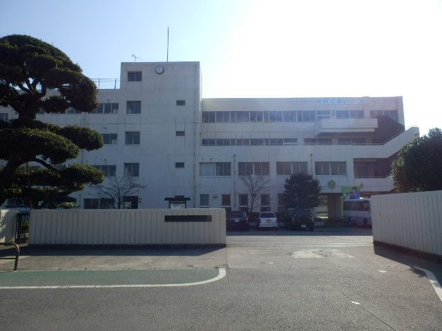 中学校　伊勢原市立伊勢原中学校（中学校）まで995m