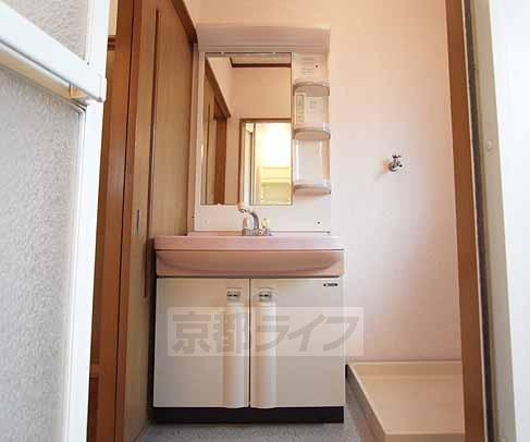 洗面設備　大きな独立洗面台です。