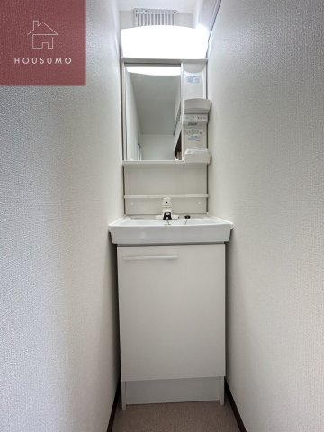 洗面設備　独立洗面台、小物を置くことができて便利です