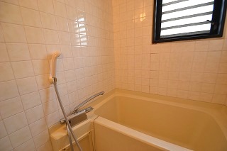 バス・シャワールーム　浴室に窓があって換気もしやすいです。