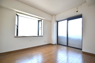 居室・リビング　二面バルコニー・3面採光が最大の特徴！