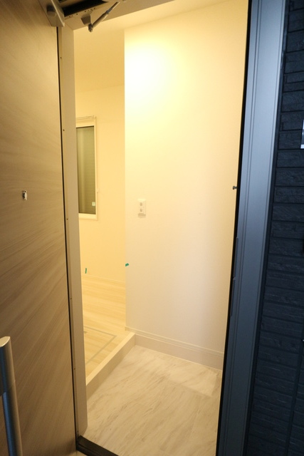 玄関　※写真は他号室です