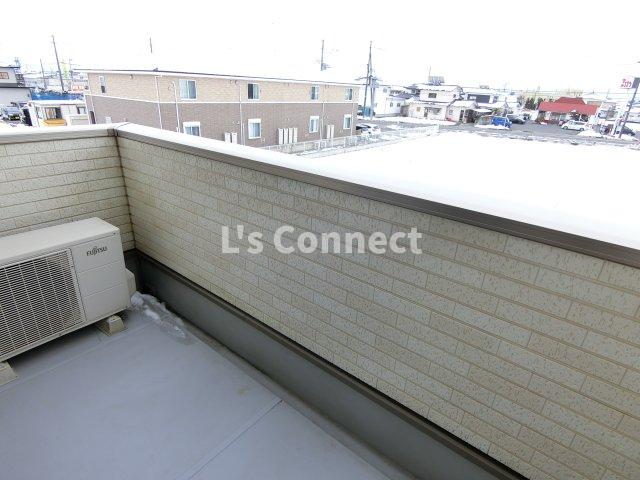 バルコニー　２階のお部屋で洗濯物もたくさん干せます。