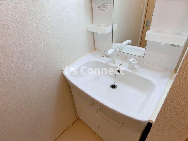 洗面設備　朝の支度もスムーズな独立洗面台。