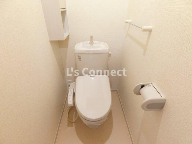 トイレ　温水洗浄便座付きのトイレ。