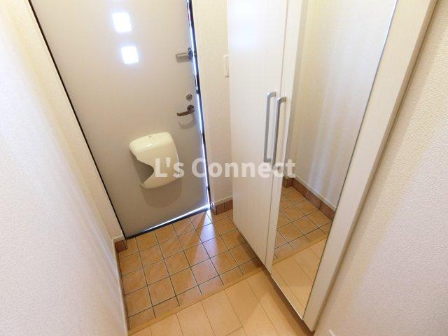 玄関　背の高い下駄箱には鏡付きで身だしなみチェック。