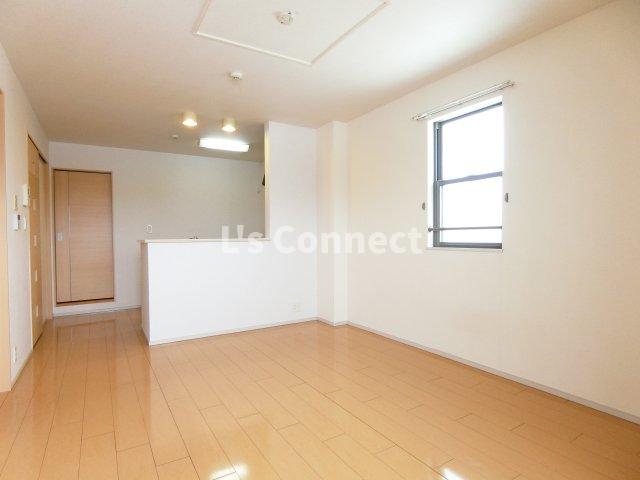 居室・リビング　角部屋で２面に窓があります。