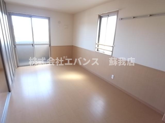 その他部屋・スペース　落ち着いた色調の寝室です