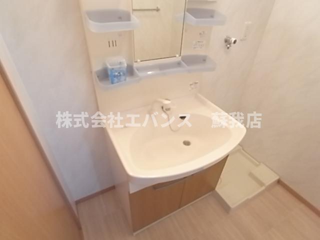 洗面設備　独立洗面台、小物を置くことができて便利です