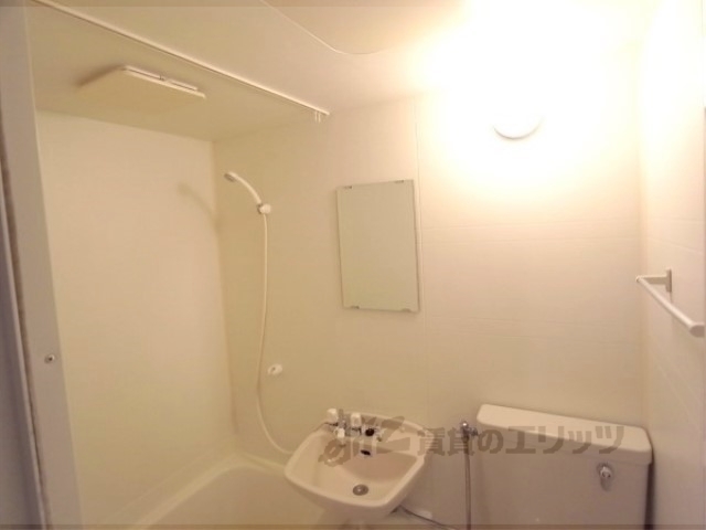 洗面設備　ユニットバスの洗面所です。