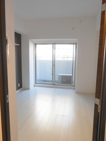 居室・リビング　落ち着いた色合いの床材を使用した居住空間です。