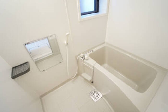 バス・シャワールーム　水切りのいい棚付きお風呂です