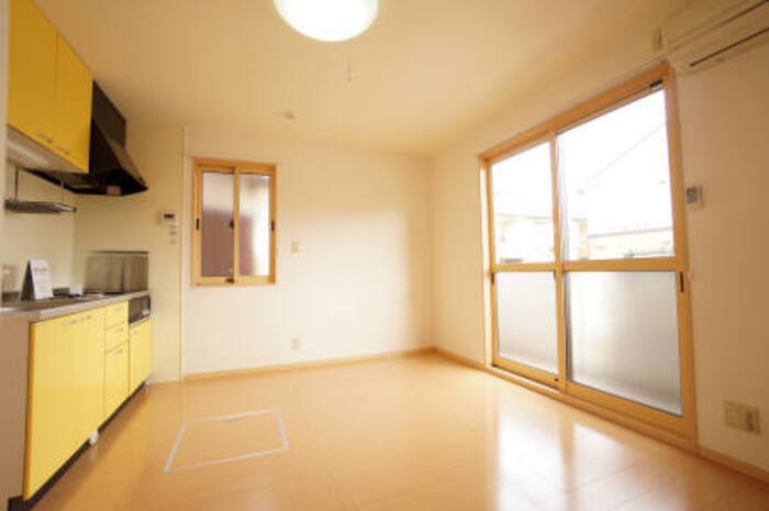 居室・リビング　南向きの8.5帖DKはエアコン完備しています。バルコニーもあ