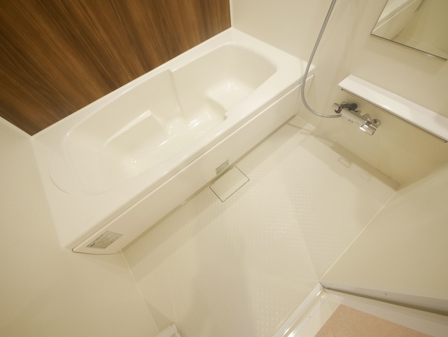 バス・シャワールーム　★鏡付の清潔感のあるバスルームです★