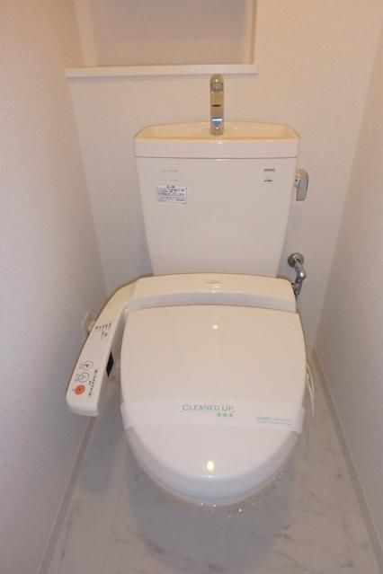トイレ　落ち着いた色調のトイレです
