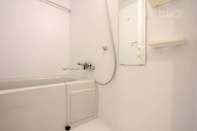 バス・シャワールーム　お風呂は嬉しい鏡と棚つきです