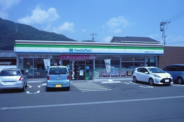 コンビニ　ファミリーマート（コンビニ）まで750m