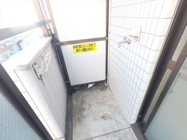 洗面設備　バルコニーに洗濯機置場もあります