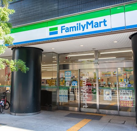 コンビニ　ファミリーマート芝公園店（コンビニ）まで130m