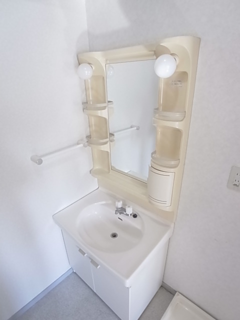 洗面設備　清潔感のある独立洗面台・脱衣所・室内洗濯機置場