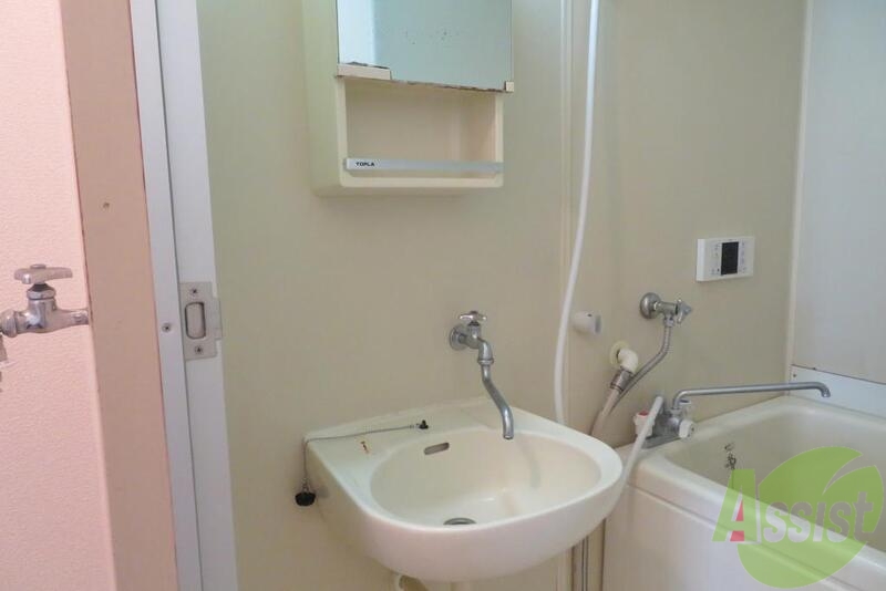 洗面設備　洗面台はバスルーム内に、歯磨き洗顔などできますね