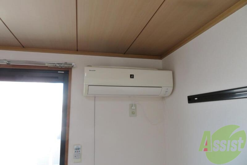 その他設備　お部屋の角にはエアコンも完備、シーズン問わず活躍ですね