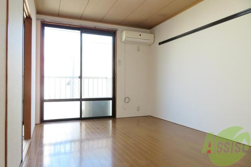 居室・リビング　南東向き、陽当りはなかなかの６帖の洋室です