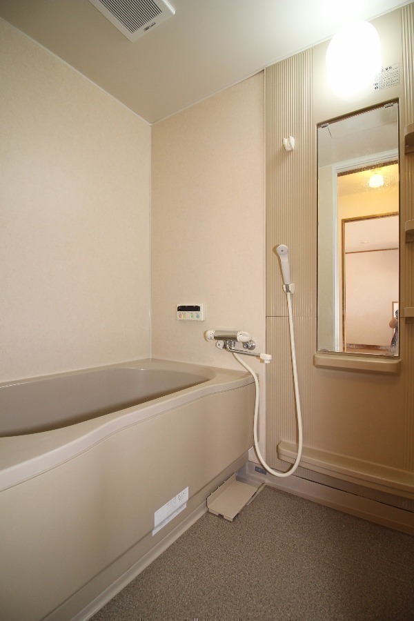 バス・シャワールーム　清潔感のあるお風呂