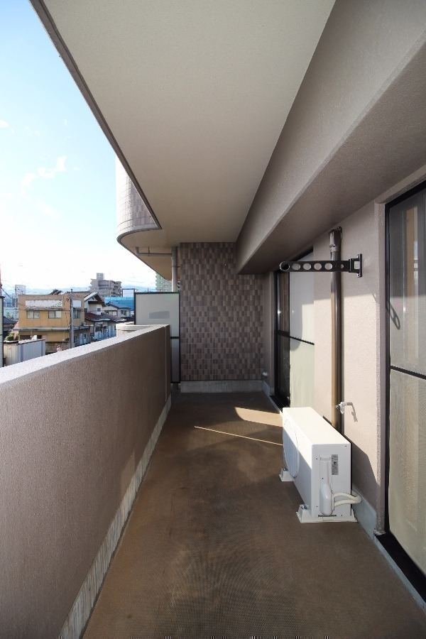 バルコニー　広々としたバルコニー