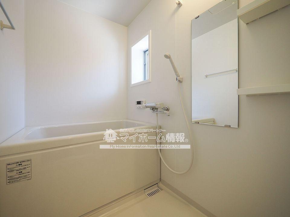 バス・シャワールーム　小窓付きで風通しの良い浴室