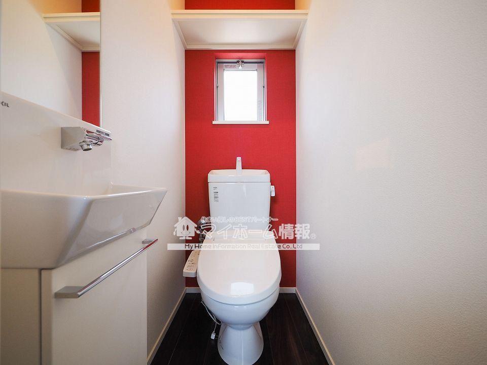 トイレ　手洗い付きで、清潔感溢れるトイレ