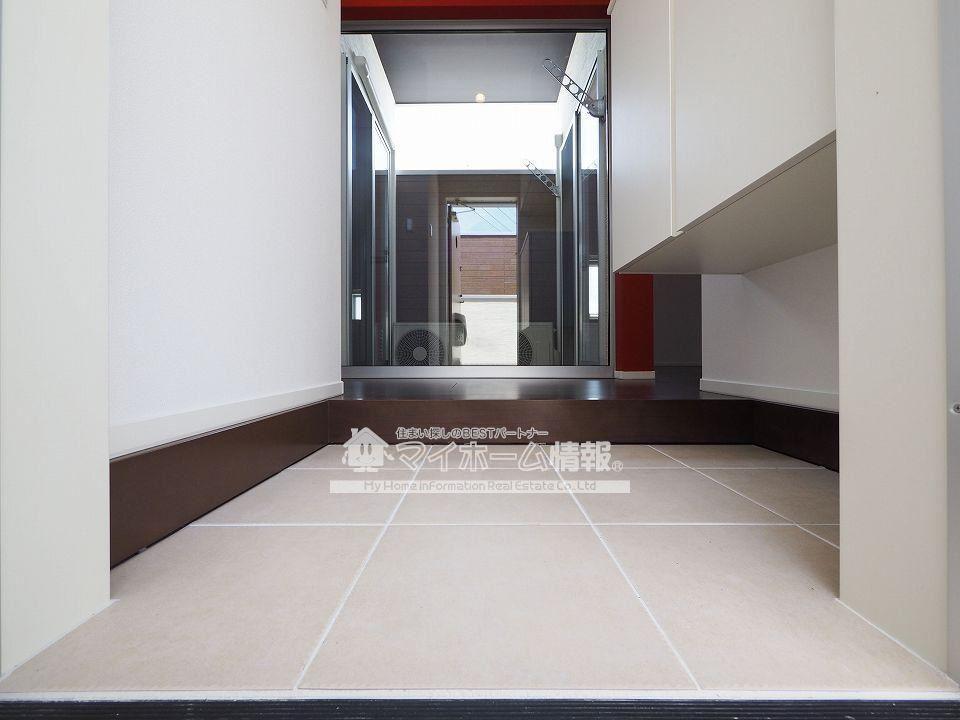 玄関　タイル張り玄関