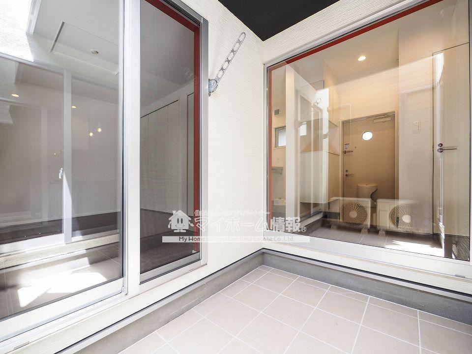 バルコニー　明るい日差しの差し込むバルコニー