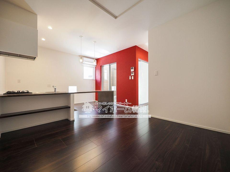 居室・リビング　差し色にレッドの壁紙が映えるリビング