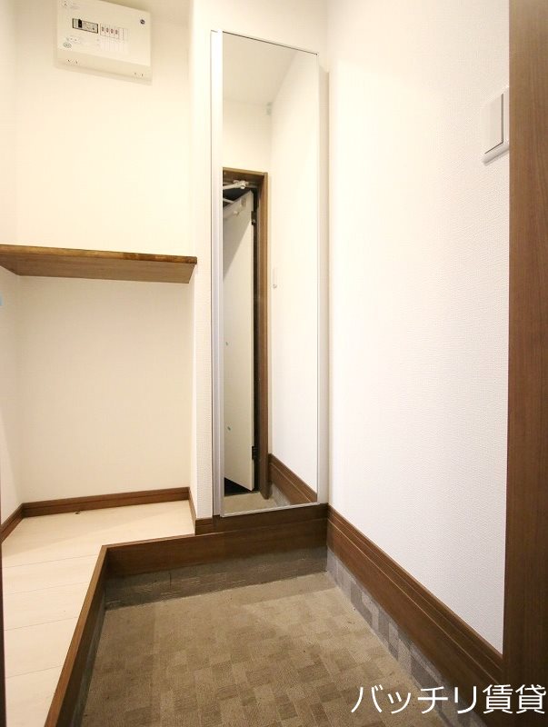 玄関　※同型タイプの為、現状を優先いたします