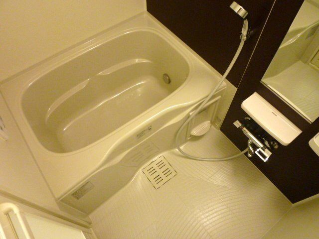 バス・シャワールーム　追い焚き機能付きの浴室です。