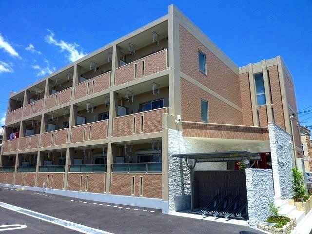 建物外観　鉄筋コンクリート造の３階建ての重厚な建物です。