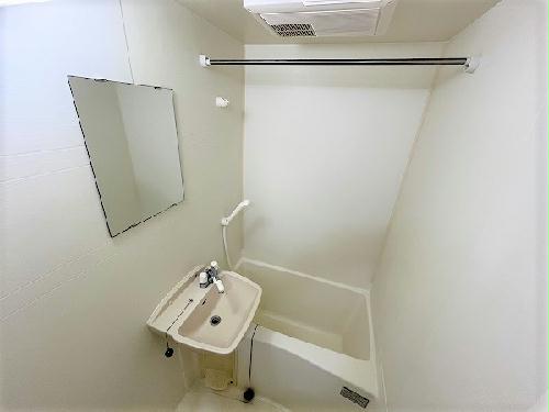 バス・シャワールーム　設備・使用が異なる為、現状を維持します。