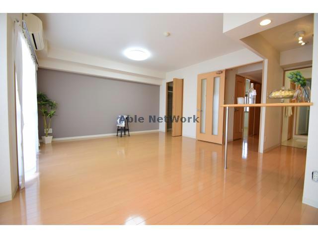 居室・リビング　南向き、15帖のリビングです