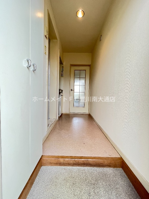 玄関　同型別部屋写真（反転）