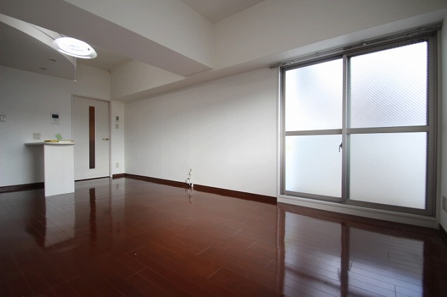 居室・リビング　同物件、別号室のものです。