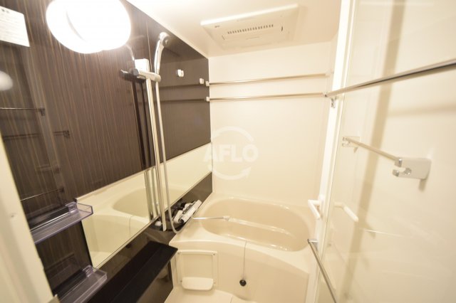 バス・シャワールーム　TAT LYON TIMBER TOWN　綺麗な浴室