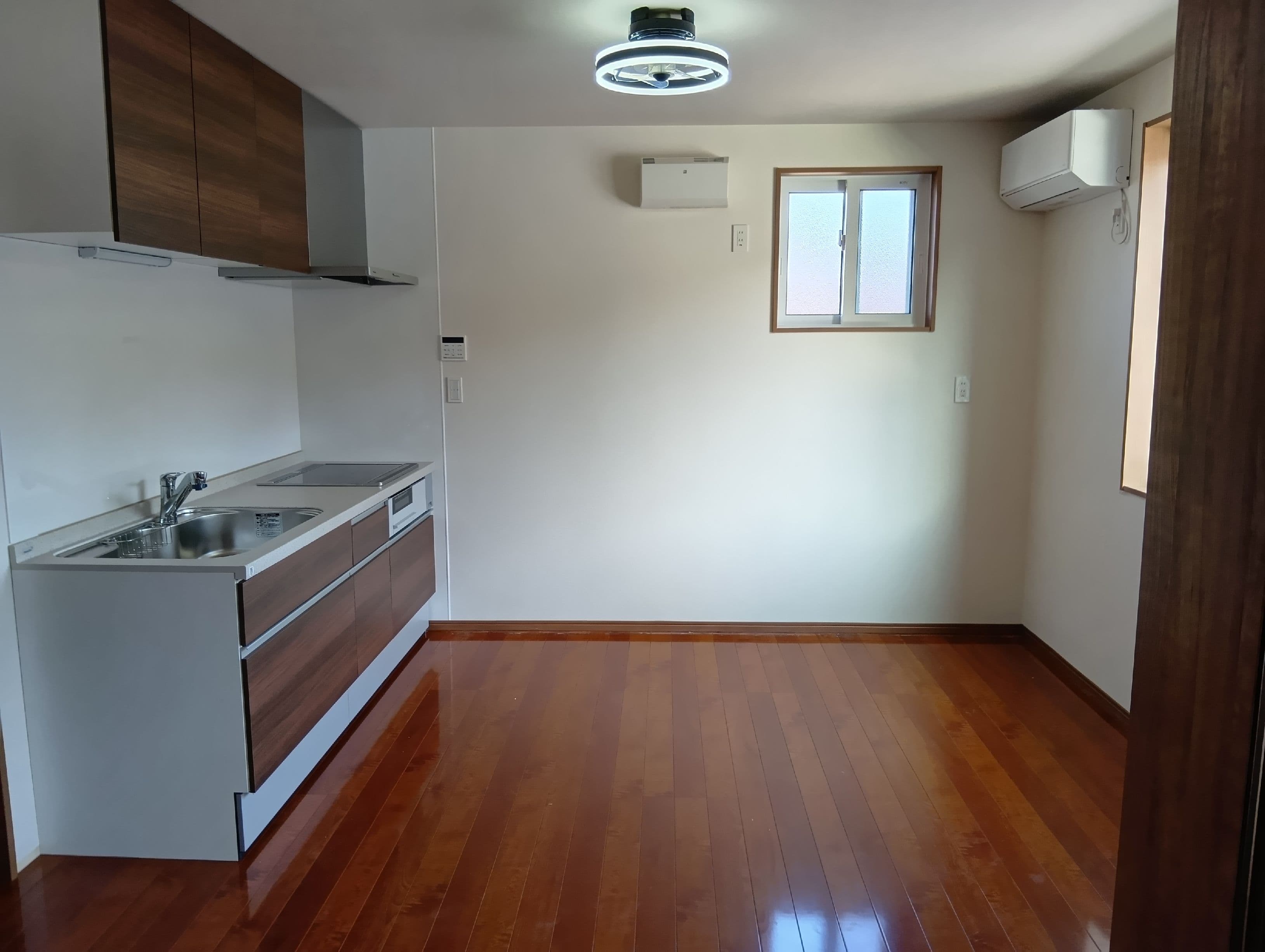 キッチン　明るいリビング