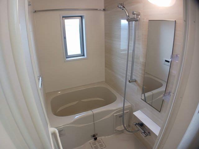 バス・シャワールーム　コンパクトで使いやすいお風呂です