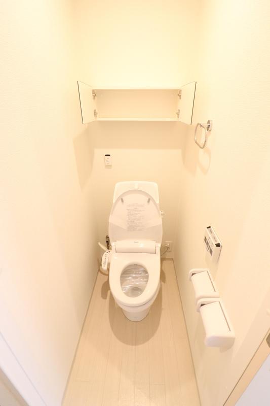 トイレ　温水洗浄暖房便座トイレ　上部に収納あり