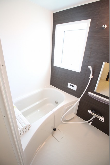 バス・シャワールーム　窓があり明るく