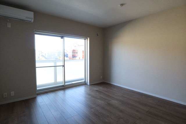 居室・リビング　参考写真（同物件別部屋）