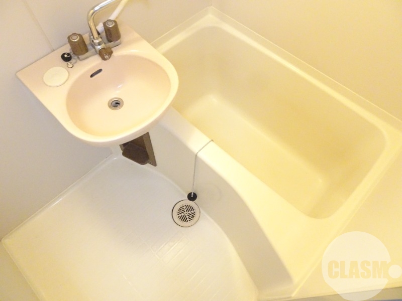 バス・シャワールーム　キレイにリフォームされています♪