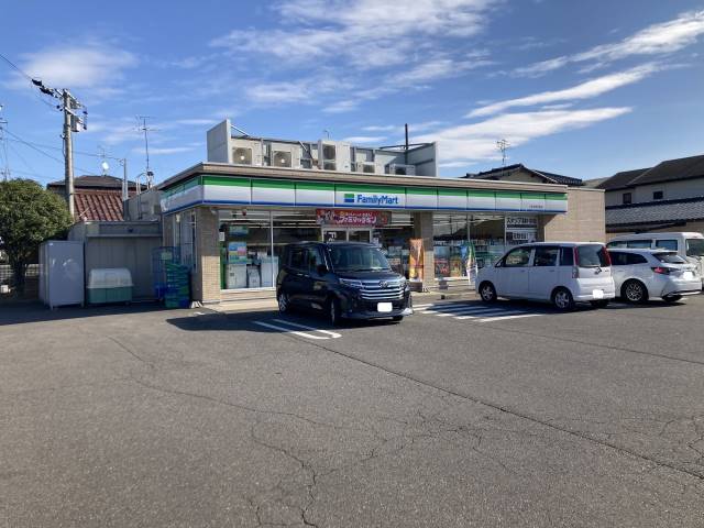 コンビニ　ファミリーマートうぬま朝日町店（コンビニ）まで706m