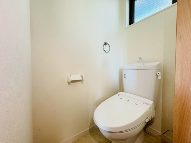 トイレ　温水洗浄便座機能付きのトイレがございます♪（退去前の為別部屋